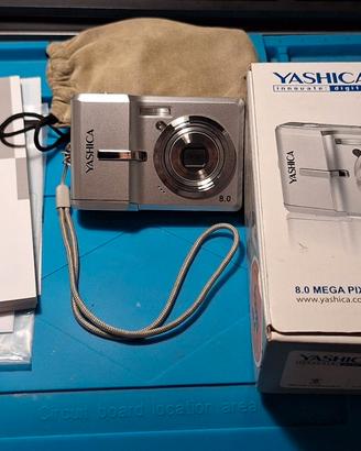 YASHICA EZ Digital F824
