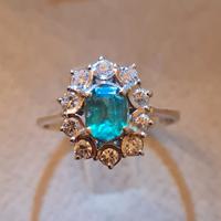 Anello con diamanti e smeraldo