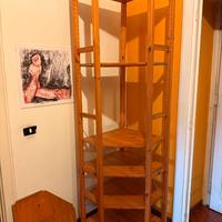 scaffale angolare in legno massiccio