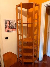 scaffale angolare in legno massiccio
