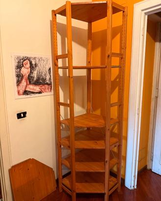 scaffale angolare in legno massiccio