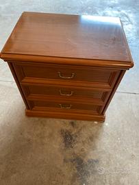 Comodino in legno