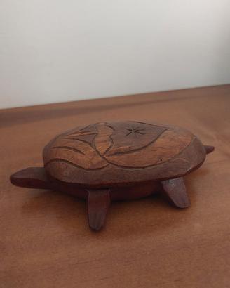 tartaruga in legno integliato