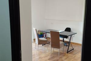 Ampia stanza luminosa con terrazzo