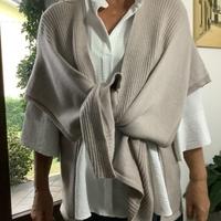 Mantella in pura lana con bottoni laterali