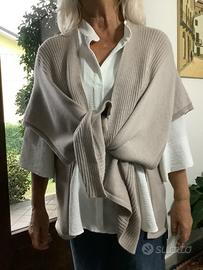 Mantella in pura lana con bottoni laterali