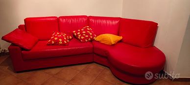 divano in pelle rossa 