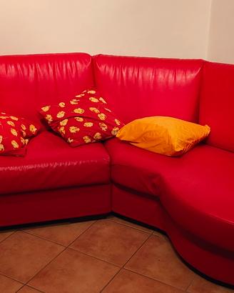 divano in pelle rossa 