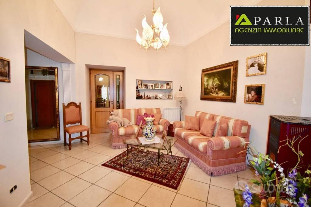 Palazzo / Stabile di 375 m² con più di 5 locali a - Vista 4