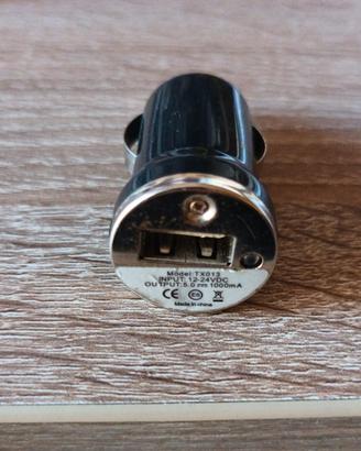 Caricatore usb per accendisigari dell'auto.