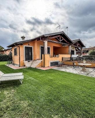 Villa di 250 m² con più di 5 locali e box auto a R