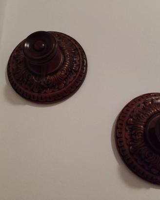 Coppia attaccapanni in legno di noce intarsiati vi