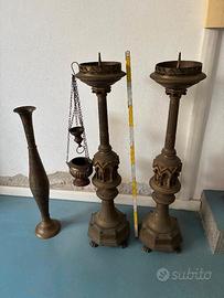 Candelabri e turibolo antichi di chiesa