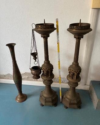 Candelabri e turibolo antichi di chiesa