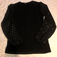 Maglietta nera con maniche in velo a pois