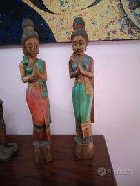 Coppia Statue Orientali "Sawasdee" in Legno l