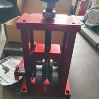 Attrezzo per la separazione del rame dall'isolante