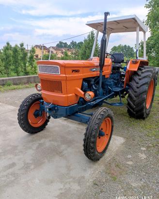 om 750 trattore agricolo