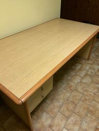Scrivania in legno con cassettiera