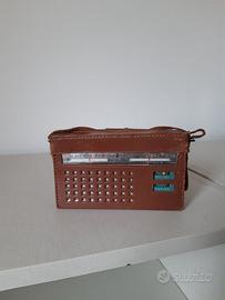 Radiolina vintage con accessori