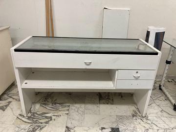 Bancone in legno bianco