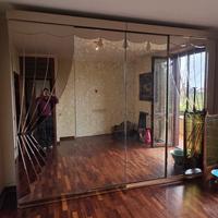 Grande armadio specchiato con specchi anticati