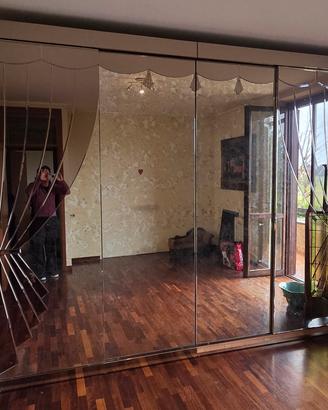 Grande armadio specchiato con specchi anticati