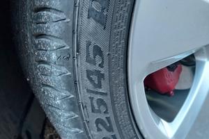 Gomme estive 225/45/17. 