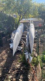 catamarano con carrello stradale