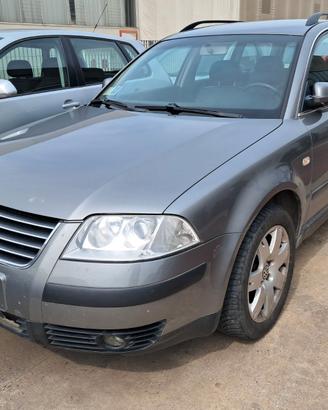 Volkswagen Passat anno 2002 ricambi usati