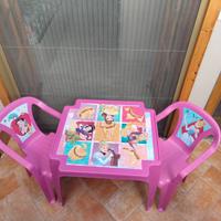 tavolino con due sedie tema Disney per bambina 