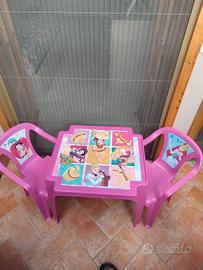 tavolino con due sedie tema Disney per bambina 
