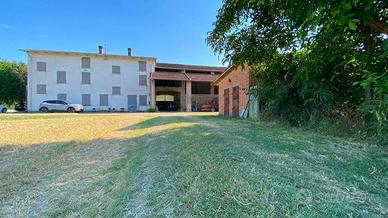 Rustico / Casale di 635 m² con più di 5 locali e b