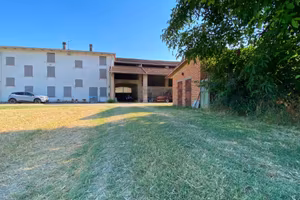 Rustico / Casale di 635 m² con più di 5 locali e b