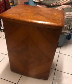 Mobile in radica con macchina da cucire singer