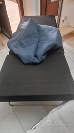 Cubo poggiapiedi, divanetto, letto.
