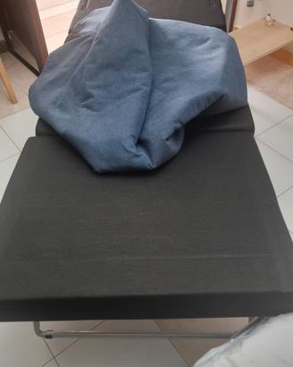 Cubo poggiapiedi, divanetto, letto.