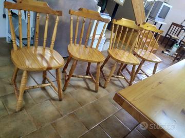 tavolo con panche e sedie