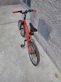 Bicicletta BTWIN rossa