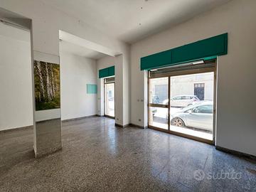 Locale magazzino fronte Strada