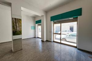 Locale magazzino fronte Strada