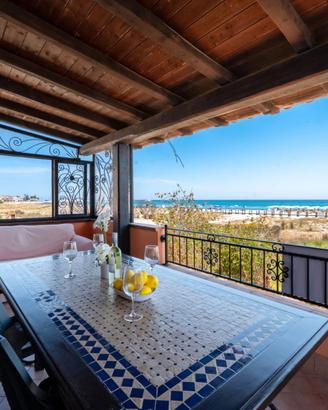Curato appartamento fronte mare con veranda panora
