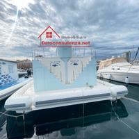 Casa galleggiante sul mare con terrazza