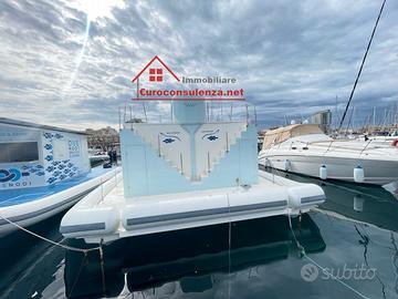 Casa galleggiante sul mare con terrazza