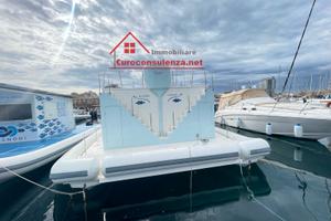 Casa galleggiante sul mare con terrazza