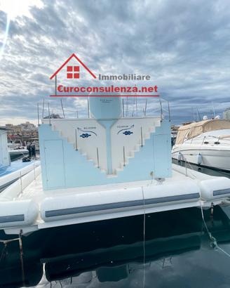 Casa galleggiante sul mare con terrazza