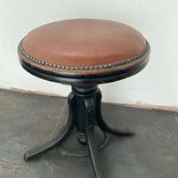sgabello stile industriale con seduta in pelle