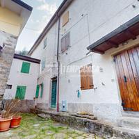 AMPIO CASOLARE IN SASSO A PIANACCIO CON TERRENO