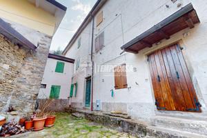 AMPIO CASOLARE IN SASSO A PIANACCIO CON TERRENO