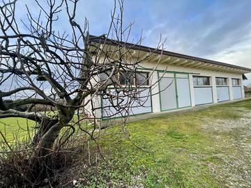 AMPIO CAPANNONE CON TERRENI: posizione riservat...